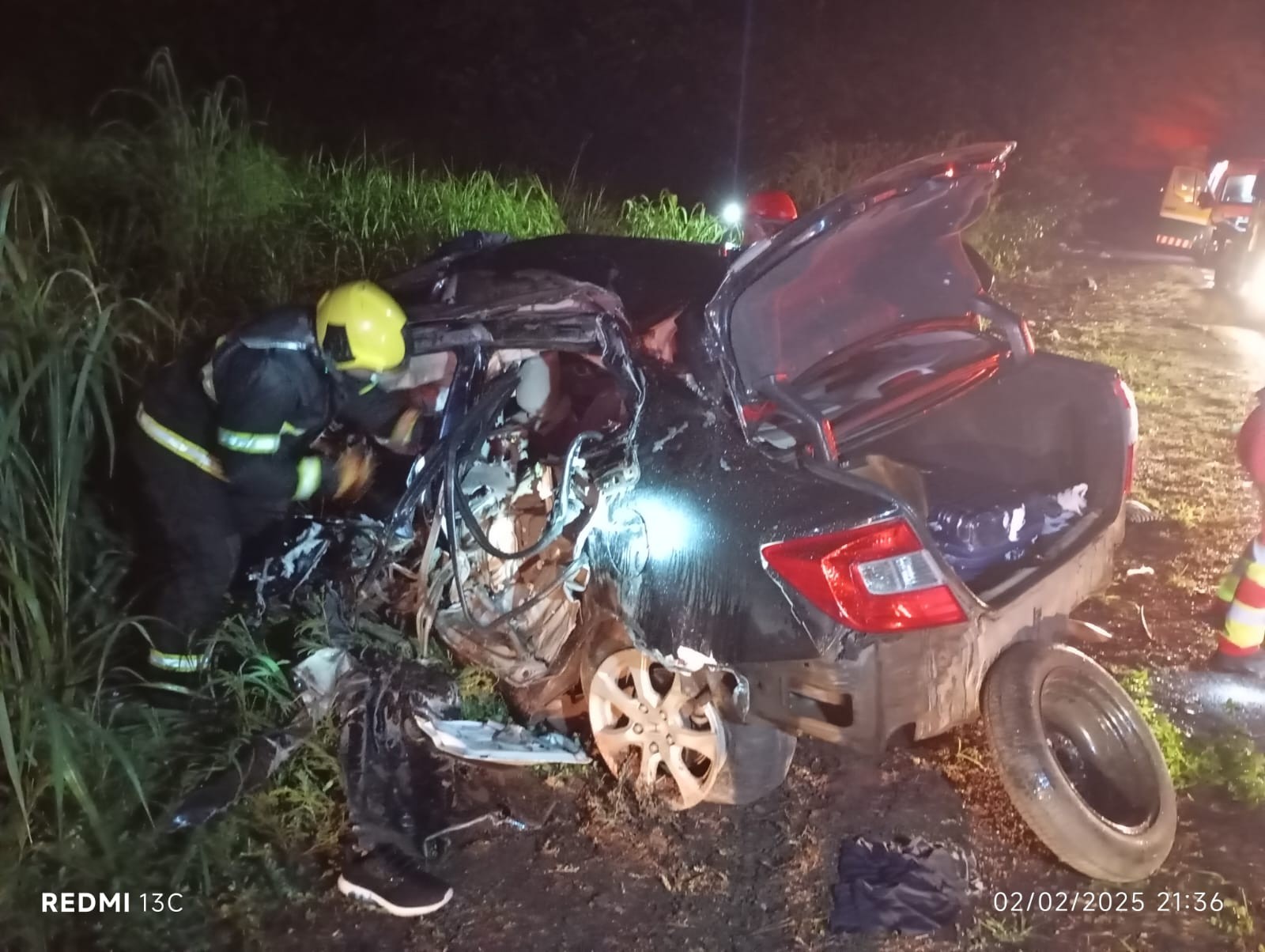 Estudante de medicina morre após acidente entre carro e caminhão na BR-153