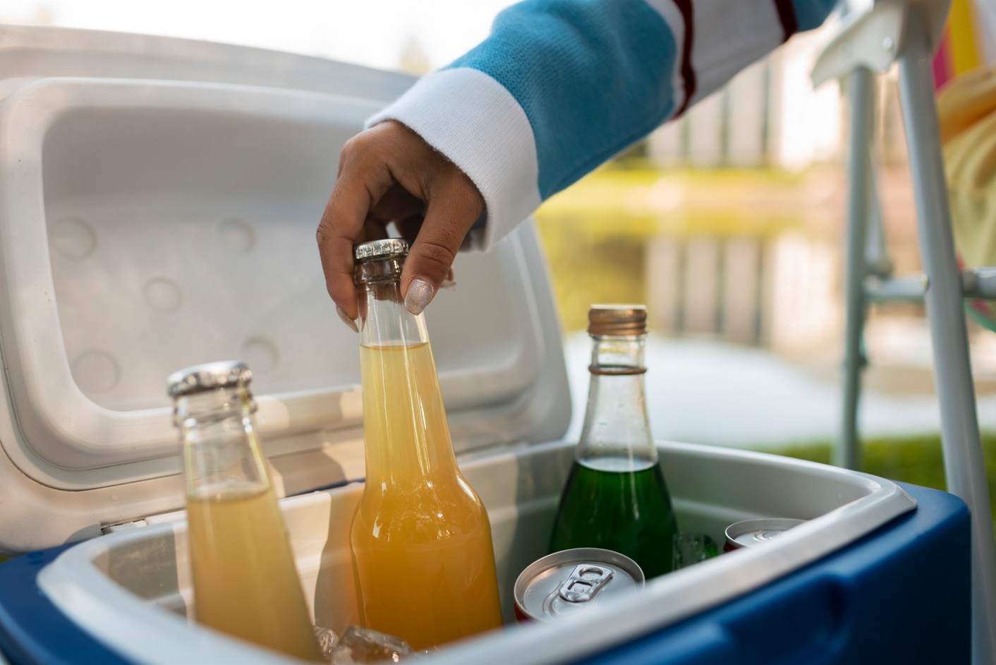 Gelo, álcool e sal: como deixar as bebidas nos coolers ainda mais geladas