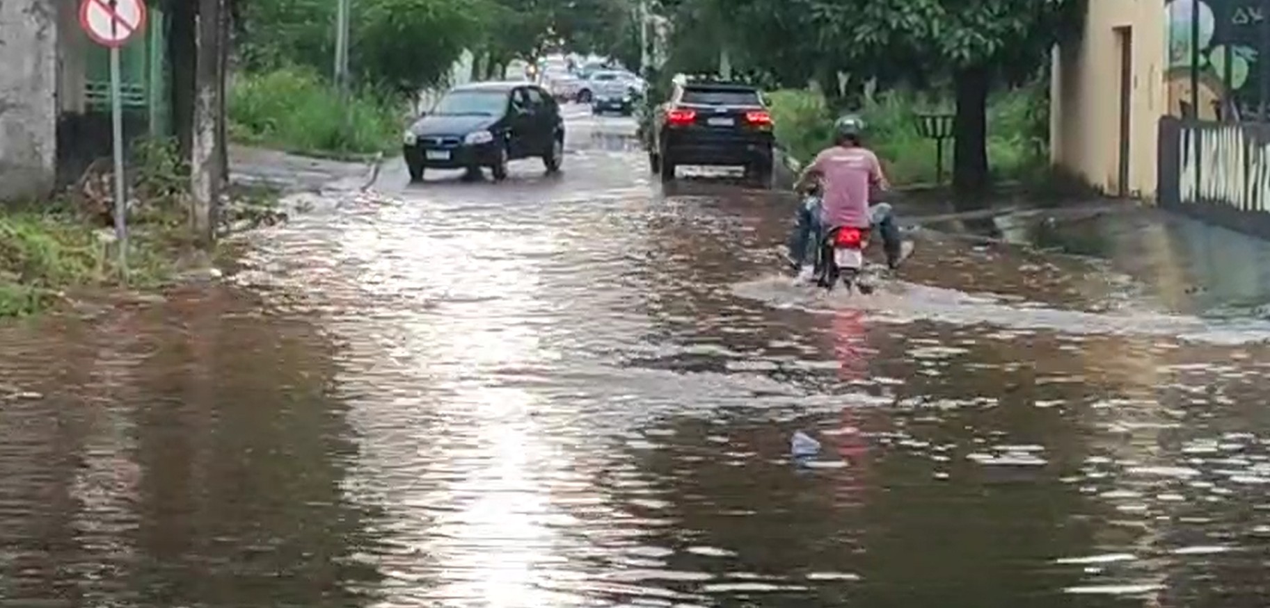 Motoristas enfrentam ruas e avenidas alagadas após forte chuva em Araguaína; veja vídeo