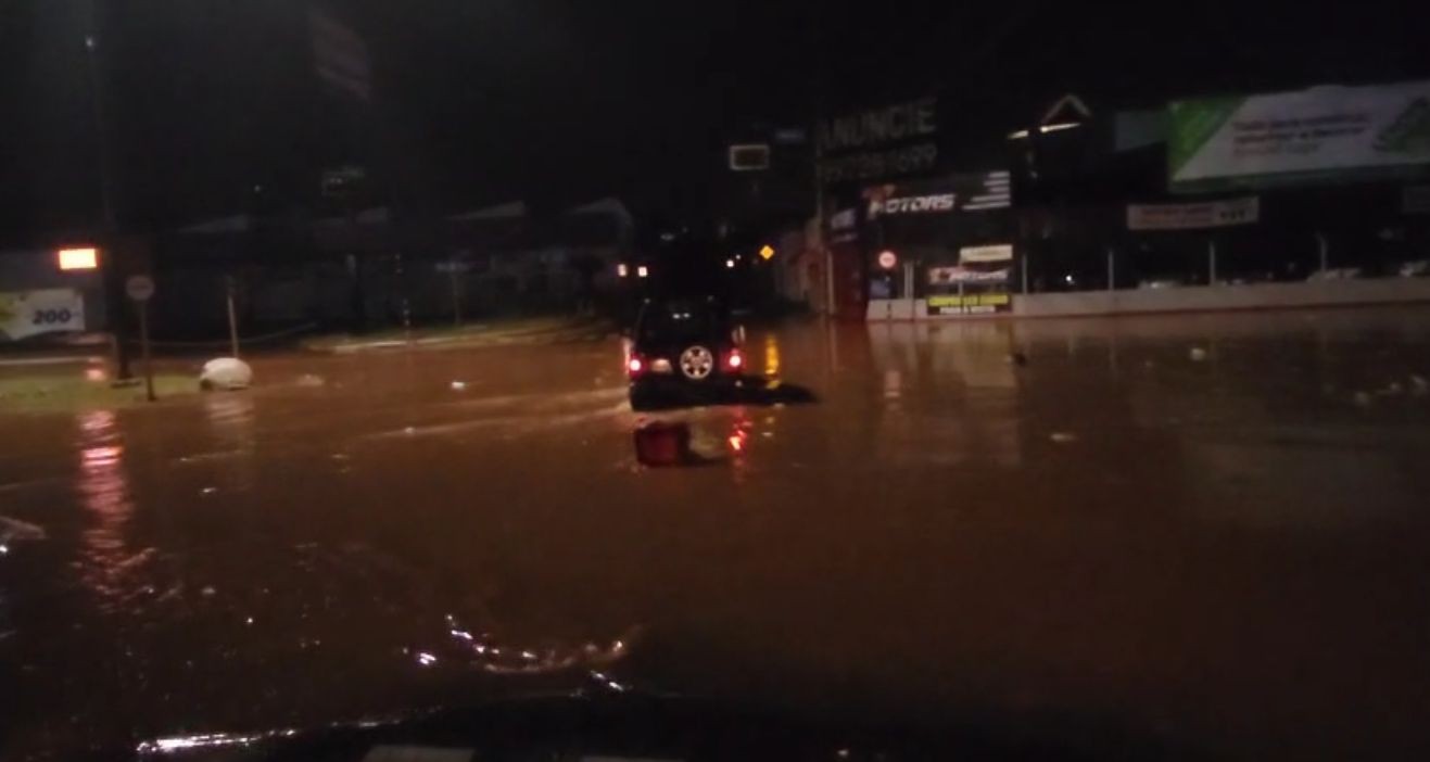 Chuva intensa acompanhada de fortes ventos alaga ruas, causa queda de árvores e de energia em Bauru