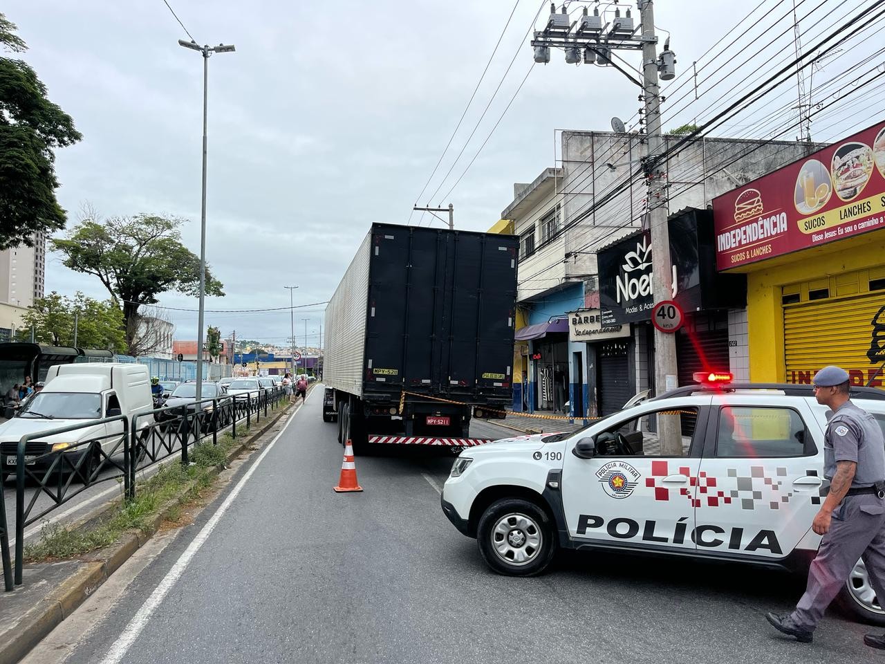 Acidente entre moto e caminhão deixa uma pessoa morta e outra ferida em Jacareí, SP